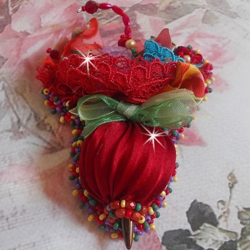 Broche ombrelle rubis brodée avec un ruban de soie rouge, cristaux, fleurs lucite, dentelles, perles, rubans, un style nature et chic
