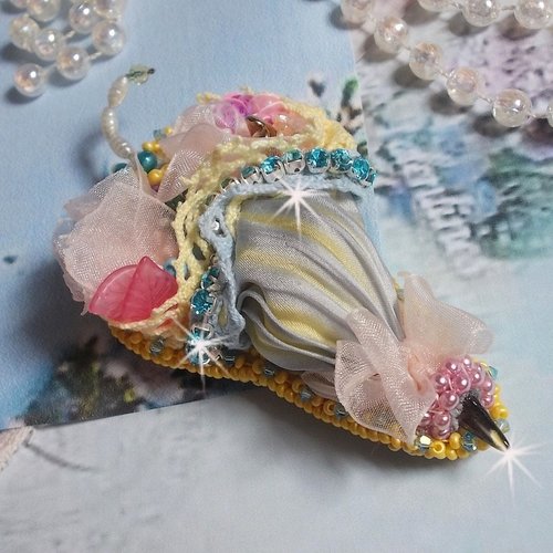 Broche ombrelle de fleurs brodée avec un ruban de soie gris/jaune, cristaux, fleur lucite, dentelle, perles, rubans, inspiration nature.