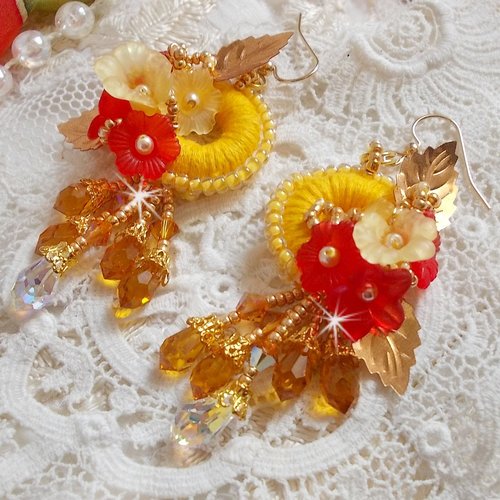 Boucles d’oreilles bouton d’or brodées sur fil coton jaune, fleurs, feuilles, rocailles, cristaux, crochets gold filled, quel charme !