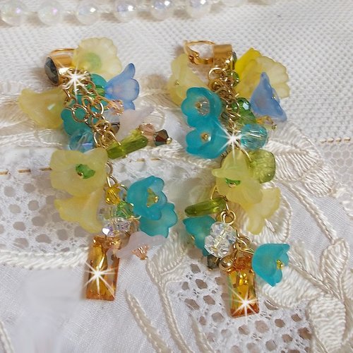 Boucles d’oreilles bella yellow pendantes dorées en laiton aux cristaux de swarovski, fleurs, perles nacrées, cocktail d’été !