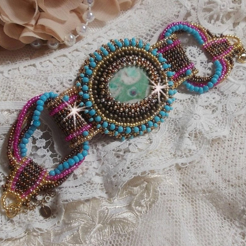 Bracelet cheyenne avec un « rubis fuchsite », perles bleues, rocailles doré/bronze/fuchsia, inspiration amérindienne