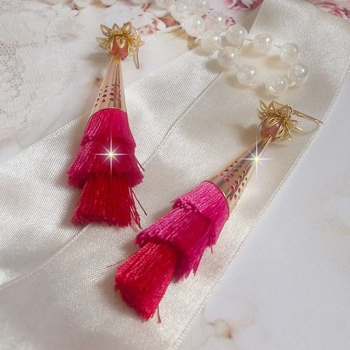 Boucles d’oreilles stone longues aux pompons rose/fuchsia et rouge aux cônes ajourés avec des quartz rose, belles couleurs !