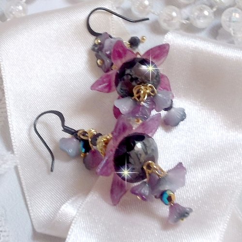 Boucles d’oreilles funky black avec des perles potirons, clochettes, coupelles, cristaux, crochets en laiton noir, une floraison parfaite.
