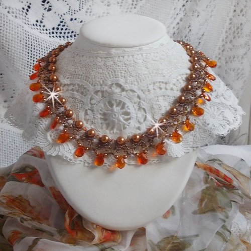 Collier ambre avec des cristaux : perles nacrées/toupies, gouttes en verre et rocailles, une transparence aux reflets ambrés.