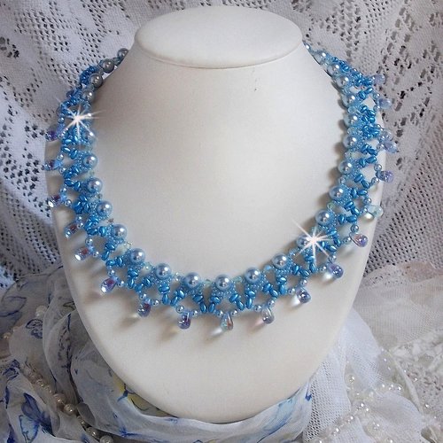 Collier light azur avec des cristaux : perles nacrées/toupies, gouttes en verre, rocailles aux couleurs bleues de l’été.