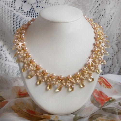Collier charmeuse champagne avec des cristaux : perles nacrées/toupies, gouttes en verre et rocailles aux couleurs sable de l’été.