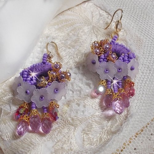 Boucles d’oreilles laureline brodée avec fil coton violet, cristaux, fleurs lucites, perles nacrées et rocailles. un style contemporain