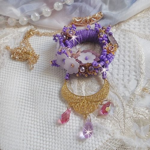 Pendentif laureline brodé avec fil coton violet, cristaux, fleurs lucites, perles, rocailles, pendentif plaqué or, style contemporain