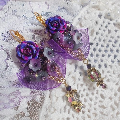 Boucles d’oreilles lady romantique brodées sur un ruban organza violet : fleurs, rocailles, roses, cristaux pour une lady joyeuse