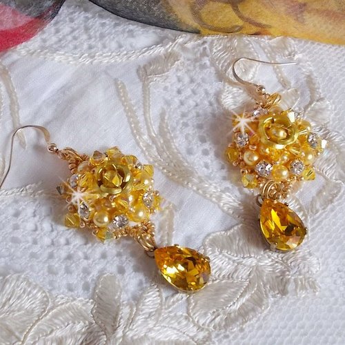 Boucles d’oreilles sunflower gold brodées de cabochons en cristal jaune, perles, rocailles sur crochets gold filled. une belle brillance.