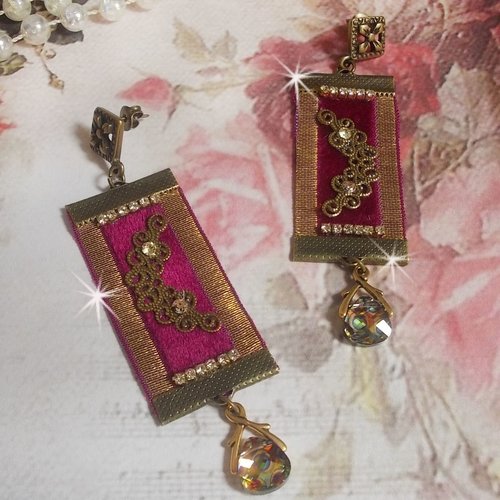 Boucles d’oreilles vintage arabesque montées avec galons bordeaux liserés or, cristaux, estampes et strass. un style parfait