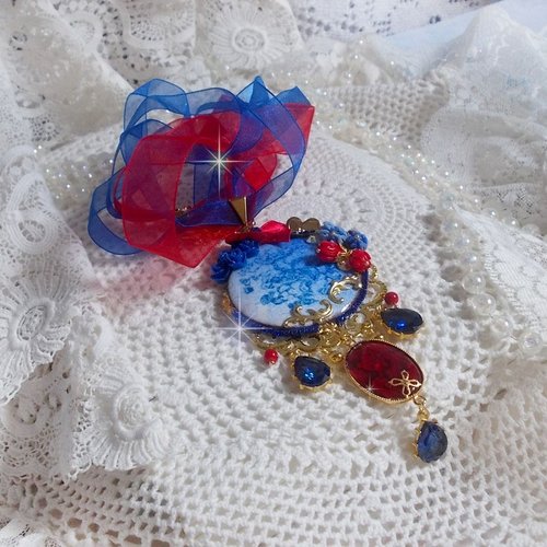 Pendentif flamenca, cabochon émaillé de fleurs bleues, roses en résine, cristaux, nacre abalone, jade pour un style flamenco