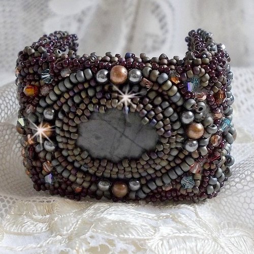 Bracelet long brown picasso, cabochon jaspe picasso ornée de rocailles en verre, cristaux, perles filigranées pour un style ethnique