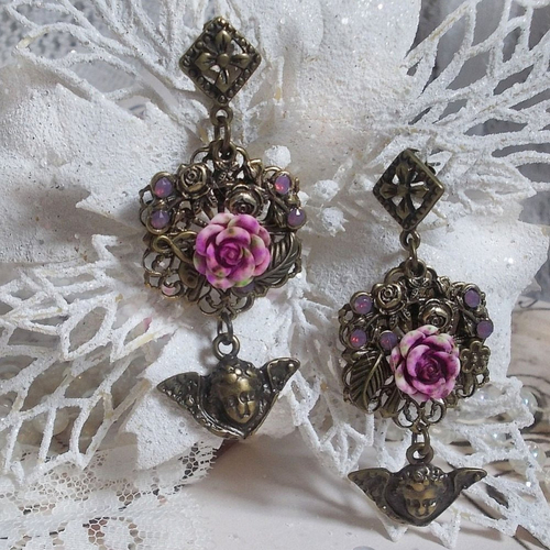 Boucles d’oreilles secrets des angelots façon religieuse avec des roses, breloques, estampes et boucles couleur bronze