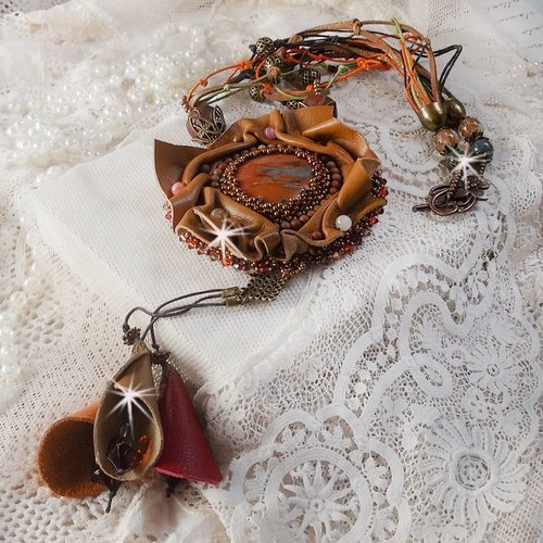 Collier amber romance avec cabochon jaspe picasso orné de rocailles en verre, cristaux, cuir, perles de gemme, un style ethnique