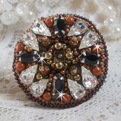 Bague amber romance avec des cristaux, estampe, ornée de perles magiques et rocailles sur bague pour un style amérindien