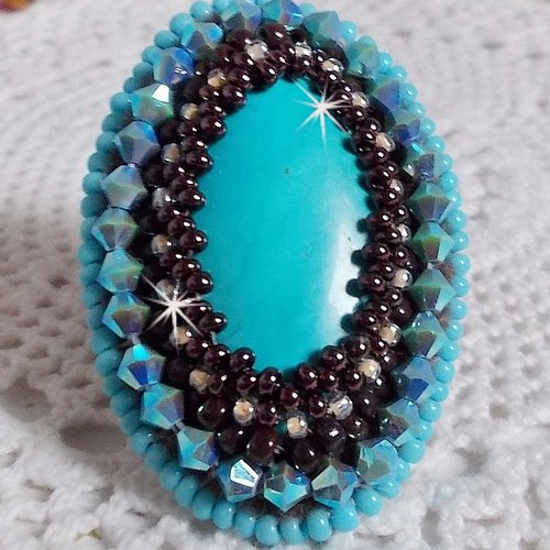 Bague turquoise au style amérindien avec un cabochon en pierre de gemme : le turquoise orné de cristaux et rocailles.