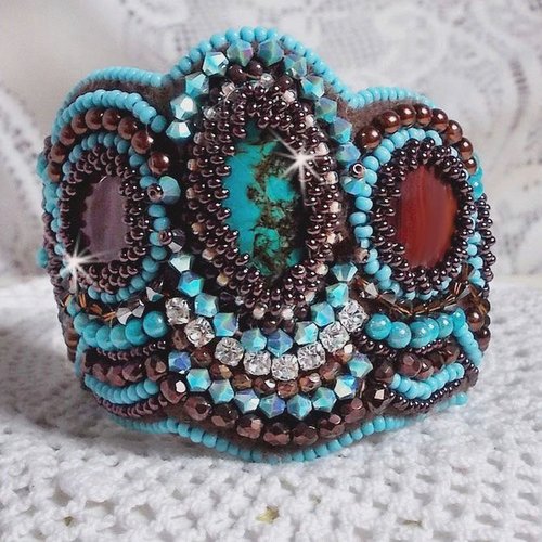 Bracelet turquoise manchette au style amérindien haute couture avec des cabochons en nacre et turquoise, cristaux, perles et rocailles