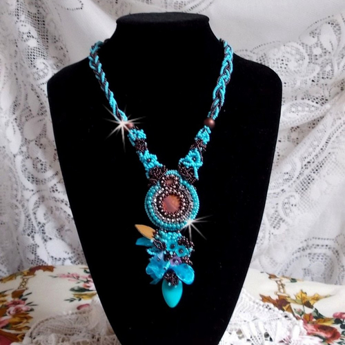 Collier turquoise haute couture au style amérindien avec des cabochons nacre et turquoise, cristaux, ruban, perles et rocailles