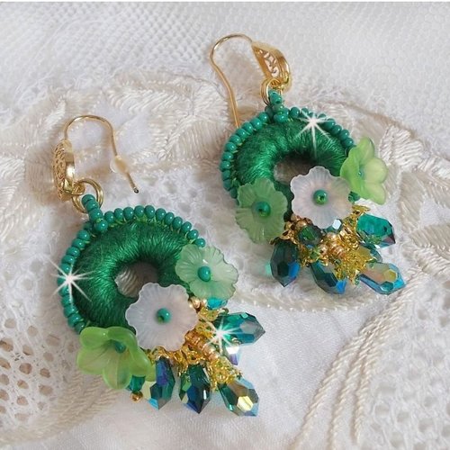 Boucles d’oreilles green iris brodées avec du coton dmc vert sur des anneaux, cristaux, fleurs, rocailles, un style contemporain !