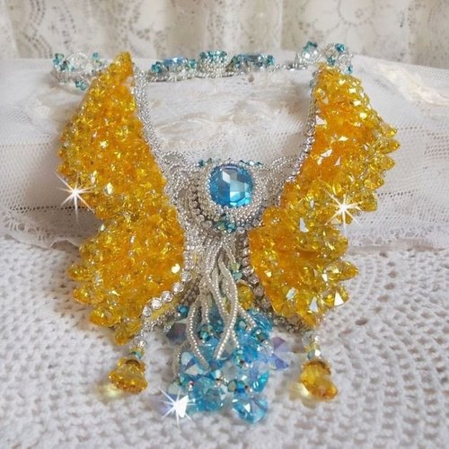Collier papillon de versailles haute couture brodé ave des cœurs et cabochons en cristal de swarovski, un style art nouveau