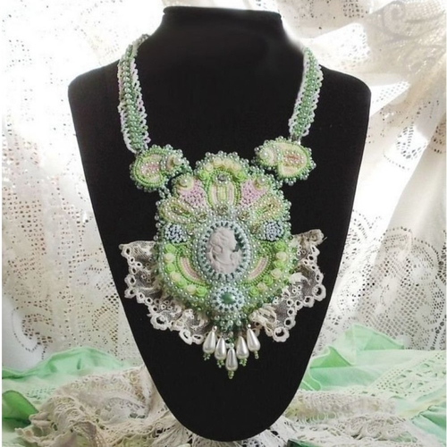 Collier anisse haute couture brodé avec une dentelle des années 1950, cristaux, perles, argent 925, résines, un style victorien !