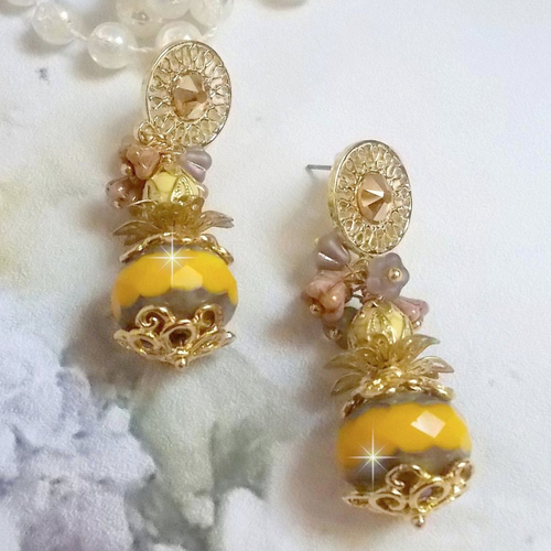 Boucles d’oreilles lumière opale jaune avec des perles potirons jaunes, fleurs, cristaux sur clous d’oreilles métal, un style moderne