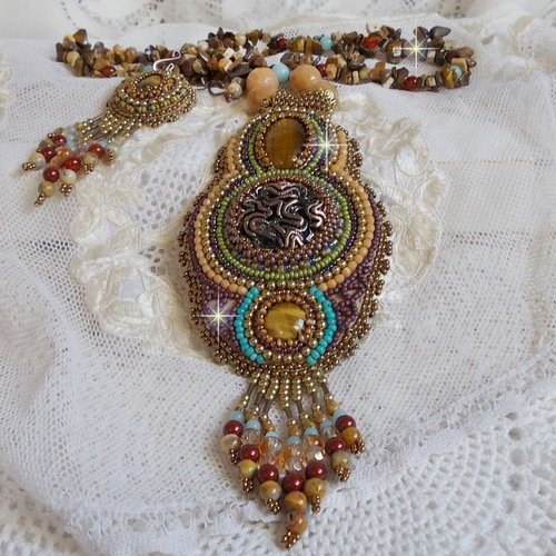 Collier fauve haute couture, pierres de gemme de différentes couleurs, cristaux, rocailles et perles, un style ethnique très chic