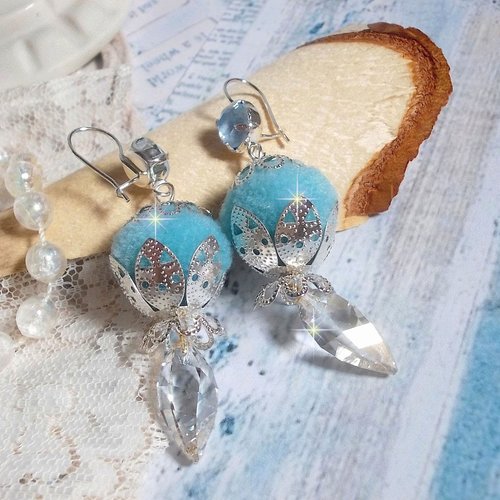 Boucles d’oreilles azurée blue avec des pompons bleus, des cristaux, des coupelles argentées sur des crochets en argent 925/1000