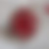 Bague drigon red brodée avec un cabochon rouge sur estampe. ornée de chatons cristal, et rocailles. un esprit asiatique