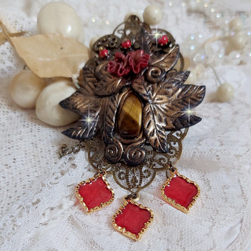 Pendentif mélodie avec cabochon œil de tigre orné de perles en jade rouge sur fleurs et estampes montés sur  pendentif résine