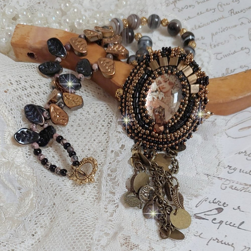 Pendentif aube avec un cabochon représentant un portrait de femme, perles de gemme, cristaux sur un esprit vintage