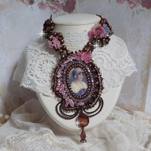 Collier belle romance haute couture de style vintage avec cabochon en bois d’une femme à chapeau, cristaux, nacres et fleurs