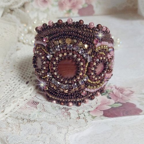 Bracelet belle romance manchette avec pierres de gemme : nacres acajou, rocailles, cristaux, perles, facettes pour un style vintage