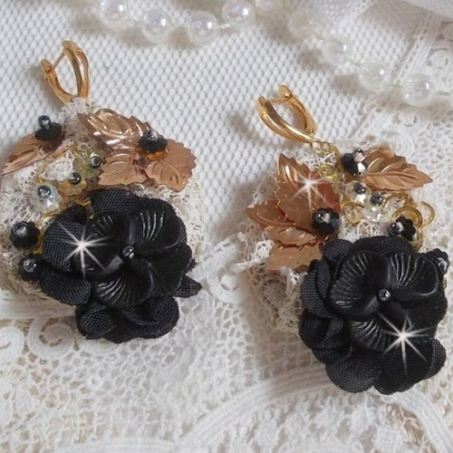 Boucles d’oreilles attrape-rêves noires et dorées ondulées aux fleurs lucites noires, cristaux, dentelle, sequins sur estampe en laiton