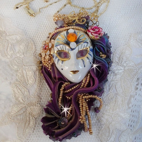 Pendentif la passionnée de venise brodé avec un visage vénitien, ruban de soie, perles sugilite, et cristaux, élégance vénitienne