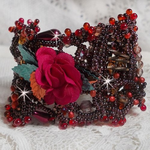 Bracelet manchette belle hélène pour une mode vintage avec fleurs en tissu, rocailles, cristaux, gouttes, calcite et paillettes feuilles