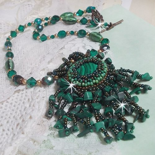 Pendentif emerald avec un cabochon ovale en malachite orné de chips, perles, cristaux sur un fermoir t métal, style ethnique