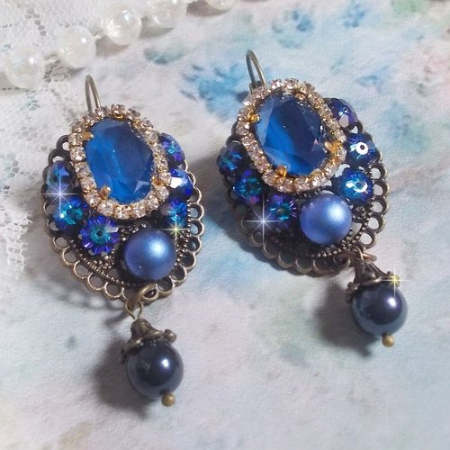 Boucles d’oreilles leila pour un style vintage avec cristaux : cabochons ovales, ronds, perles nacrées et fleurs dans les tons bleus