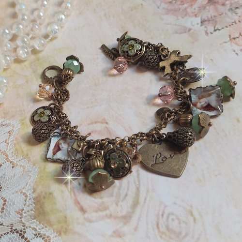 Bracelet temps d’une folie avec des breloques, cabochons, perles verre sur chaîne et fermoir bronze pour un style bohème