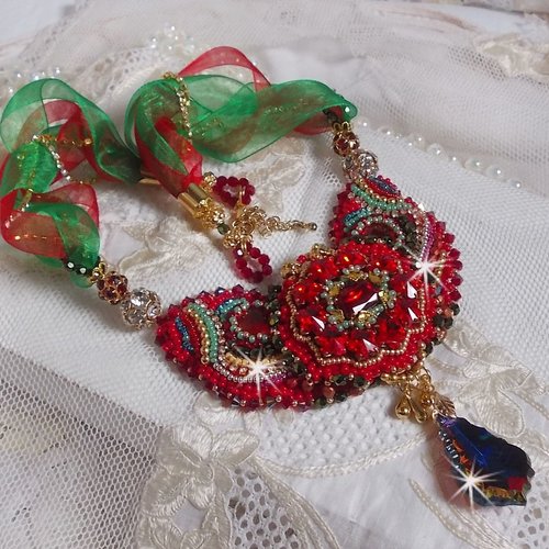 Collier mia haute couture brodé avec cabochons en cristal, perles plaqué or, rubans, breloques et rocailles, une mode asiatique