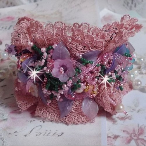 Bracelet jardin poétique manchette brodé avec dentelle vieux rose, cristaux, fleurs lucites, rocailles, un univers de charme