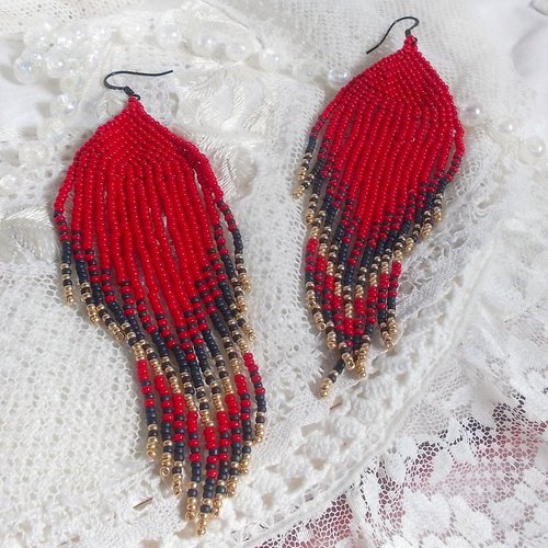 Boucles d’oreilles tourbillons de rouge avec des rocailles aux trois couleurs : rouge, bleu iris et doré, modernité et force