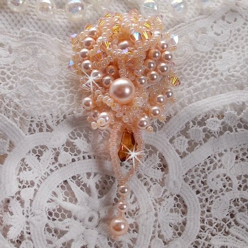 Broche idylle beauty brodée avec des cristaux : perles rondes nacrées, toupies, polygone et rocailles, une belle festivité