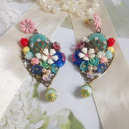 Boucles d’oreilles gouttes majestueuses sur estampes avec cabochons et perles en amazonite et fleurs d’inspiration nature