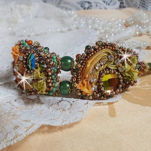 Bracelet lune vénitienne brodé avec un ruban de soie orange, vert et jaune, cristaux, perles et rocailles, un style vénitien