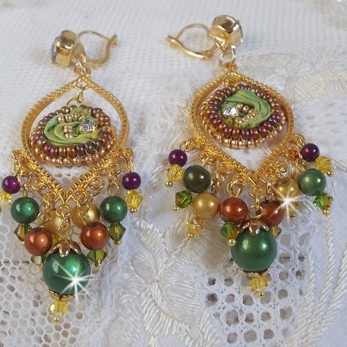 Boucles d’oreilles lune vénitienne brodées avec un ruban de soie, cristaux, perles magiques et rocailles pour une belle venise