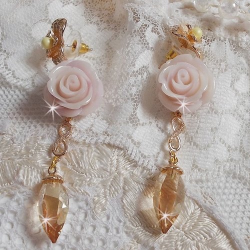 Boucles d’oreilles bell’issim rose violine avec roses, cristaux, gouttes, perles rondes, plaqué or, clous en laiton, belle modernité !