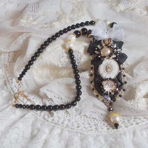 Collier noir sacré haute couture brodé avec des cristaux, perles verre, rubans et organza, dentelle noire pour un style vintage