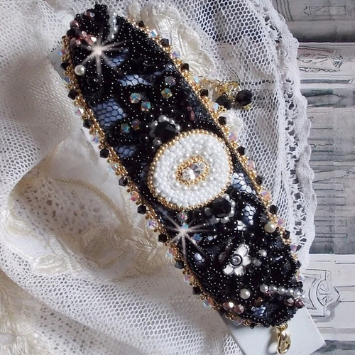 Bracelet noir sacré haute-couture brodé avec des cristaux, perles nacrées verre, rocailles et dentelle noire pour un style vintage